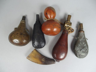 Vente aux enchères Lot de 6 poires à poudre et à plomb diverses fabrication (carton mâché