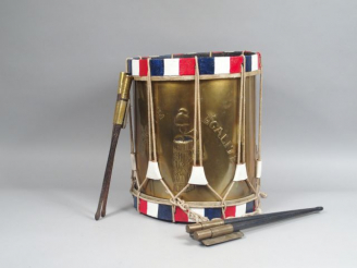 Vente aux enchères Grande reproduction de tambour révolutionnaire,, fut en feuille de lai