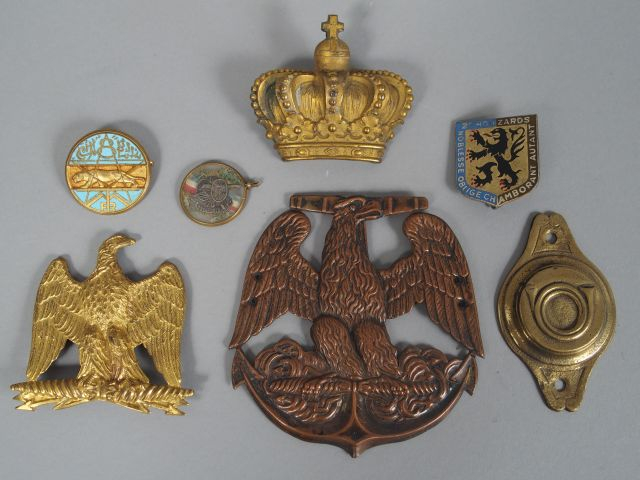 Lot de cuivreries diverses et d’insignes. (1)