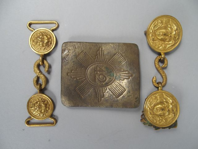 Lot de cuivreries diverses dont : Une grande plaque plate de fouille e
