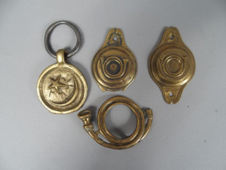 Vente aux enchères Lot de cuivreries militaire dont deux mascarons de mors en bronze au c