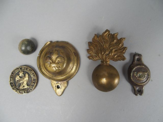 Vente aux enchères lot de cuivreries militaires dont mascaron de mors à la fleur de lys (