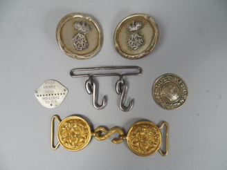 Vente aux enchères Lot de cuivreries militaires Française et étrangères. (1-)