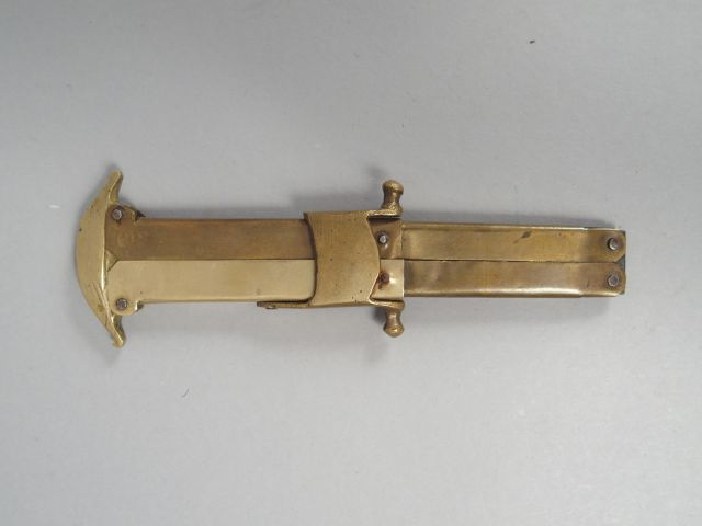 Couteau à lame escamotable, lame à 4 pans, poignée en feuille de laito