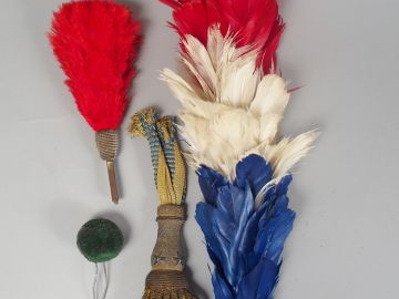 Lot de plumets et pompons. Plumet rouge, olive laiton, grand plumet tr
