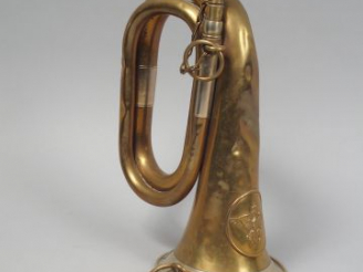 Vente aux enchères Bugle Allemand réglementaire. Plaque à l’aigle héraldique. Tour du pav