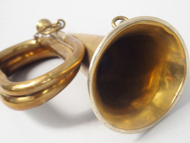 Bugle Allemand réglementaire. Plaque à l’aigle héraldique. Tour du pav
