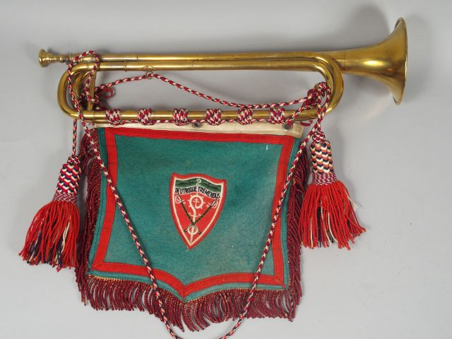 Clairon en cuivre, galon réglementaire au couleur des musiciens. Pavil