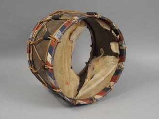Vente aux enchères Tambour corps en feuille de laiton bordures en bois tricolores, peaux 
