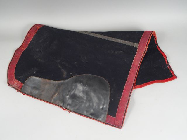 Tapis de selle troisièmes République en forte drap bleu nuit à galon r