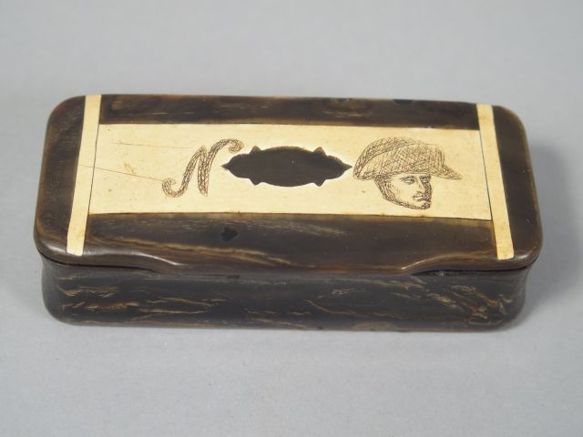 Tabatière en corne gravée du N napoléonien et d'un portrait de Bonapar