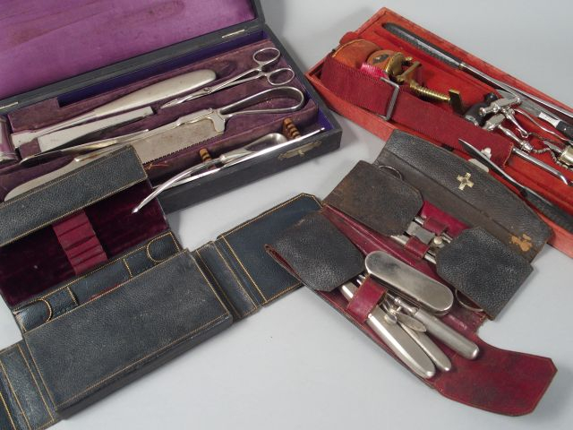 Plateau de trousse de chirurgien XIXème : un étui de chirurgien XIXème