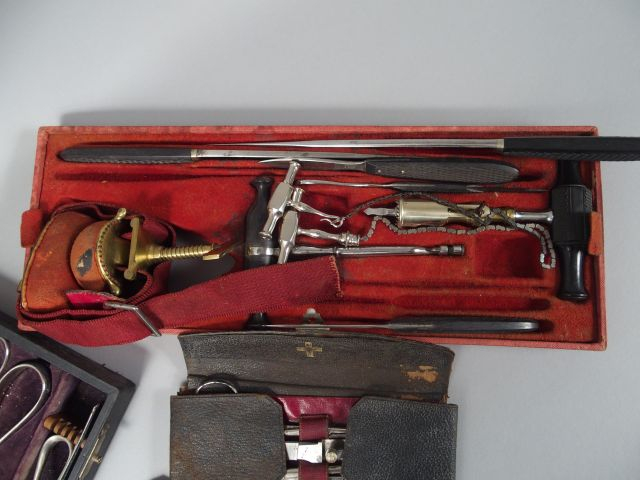 Plateau de trousse de chirurgien XIXème : un étui de chirurgien XIXème