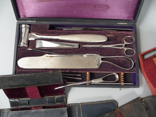 Plateau de trousse de chirurgien XIXème : un étui de chirurgien XIXème