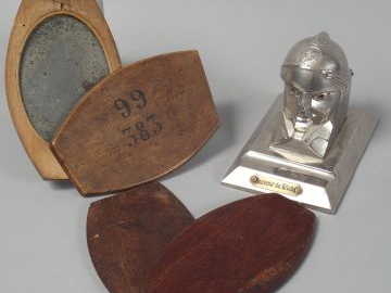 2 miroirs de toilette militaitres et un encrier années 30, tête de tan