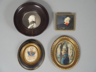 Vente aux enchères 4 différentes miniatures 'portraits de militaires'