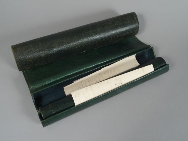 Etui cylindrique en maroquin vert ayant appartenu à Edouard Albert, ca