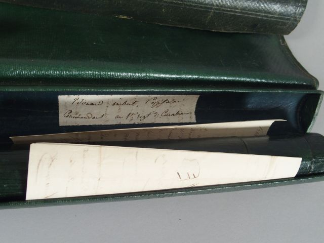 Etui cylindrique en maroquin vert ayant appartenu à Edouard Albert, ca
