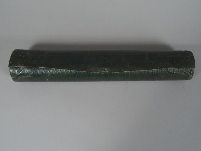 Etui cylindrique en maroquin vert ayant appartenu à Edouard Albert, ca