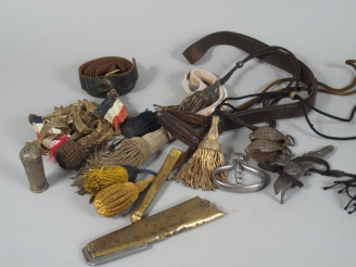 Vente aux enchères Lot disparate d'accessoires en canetille et cuir (dragonnes)