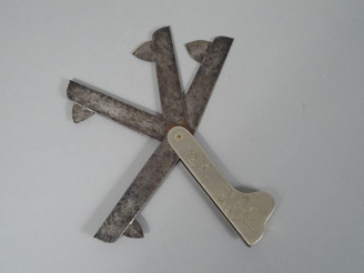 Vente aux enchères Flamme de vétérinaire de style Empire, lames acier, mitres, maillechor