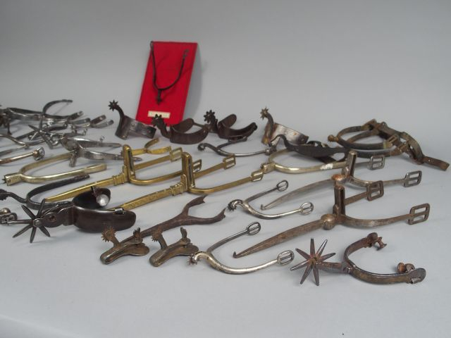 Lot important  d'étriers: fer, maillechort, etc… (2)