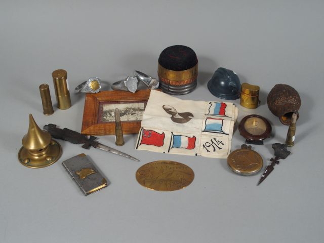 Différents objets souvenirs commémoratifs, art des tranchées, photos, 