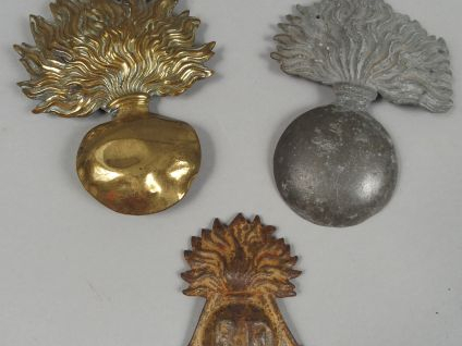 Lot de trois grenades diverses, attribut de giberne ou de casque Adria