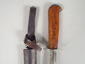 Vente aux enchères Poignard de combat Français nr 6. Poignée bois, pommeau à bec dans la 