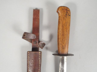 Vente aux enchères Poignard de combat Français nr 6. Poignée bois, pommeau à bec dans la 