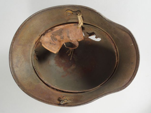 Bombe de casque d’acier Allemand modèle 17 (bandeau tôle) petite taill