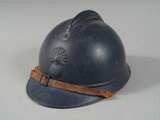 Vente aux enchères Casque Adrian modèle 1915  infanterie, complet avec sa coiffe en cuir 