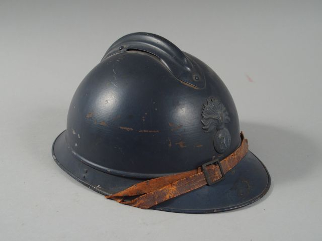 Casque Adrian modèle 1915  infanterie, complet avec sa coiffe en cuir 