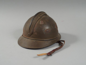 Vente aux enchères Coque de casque Adrian peint moutarde, sans rondache ni intérieur, côt