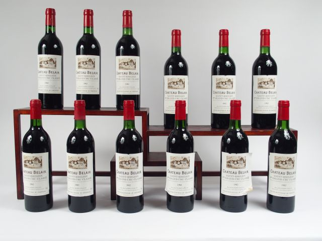 12 BOUTEILLES CHÂTEAU BELAIR 1er GCC ST EMILION - 1982 - CBO - 4 BG/1 