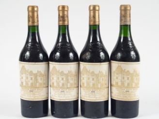 Vente aux enchères 4 BOUTEILLES CHÂTEAU HAUT BRION 1er GCC GRAVES - 1986 - 1 à 3 CM/4 ETH