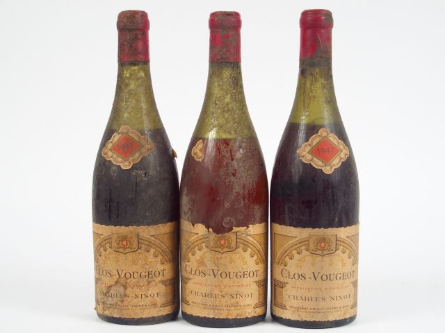 3 BOUTEILLES CLOS VOUGEOT CH. NINOT - 1947 - 2 à 6 CM/1 à 7 CM PRESUME