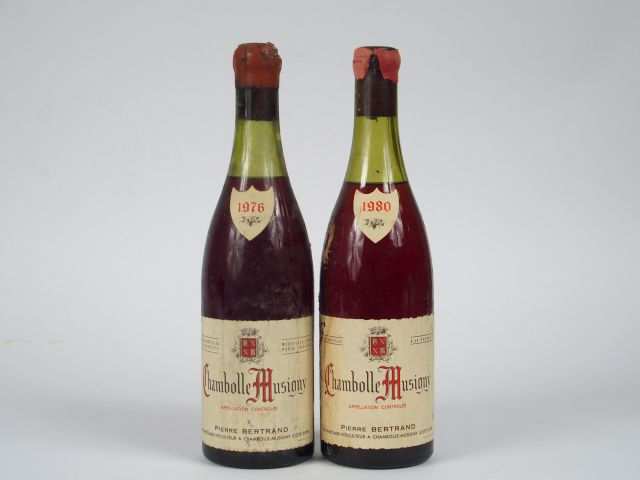 2 BOUTEILLES CHAMBOLLE MUSIGNY P. BERTRAND : 1 de 1976 4 CM - 1 de 198
