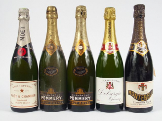 Vente aux enchères 5 BOUTEILLES CHAMPAGNE : 2 POMMERY BRUT ROYAL - 1 MOET   CHANDON BRUT 
