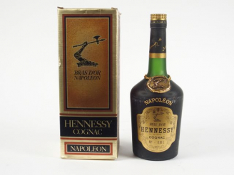 Vente aux enchères 1 BOUTEILLE COGNAC BRAS D'OR NAPOLEON HENNESSY - COFFRET