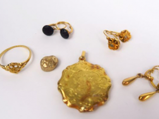 Vente aux enchères Lot d'or comprenant un porte photo, monture de bague, 3 paires de bouc