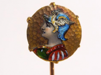 Vente aux enchères Epingle de cravate en or émaillé à décor d'un profil d'homme casqué. P