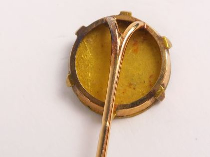 Epingle de cravate en or émaillé à décor d'un profil d'homme casqué. P