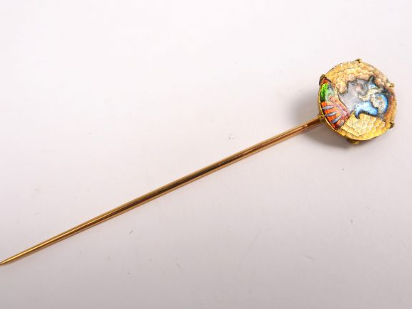 Epingle de cravate en or émaillé à décor d'un profil d'homme casqué. P