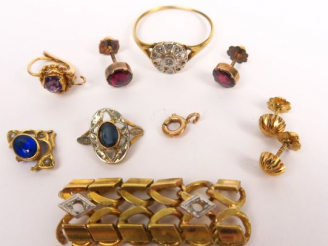 Vente aux enchères Lot de débris de bijoux en or 14 carats, certains ornés de pierres de 