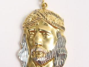 Pendentif en or 14 carats représentant la tête du Christ. Poids : 5,33