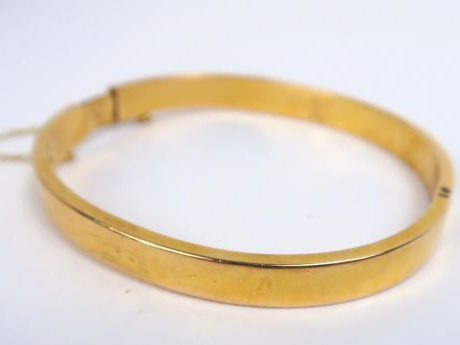 Bracelet jonc à charnière en or 14 carats. Poids : 10,2 g (légers enfo