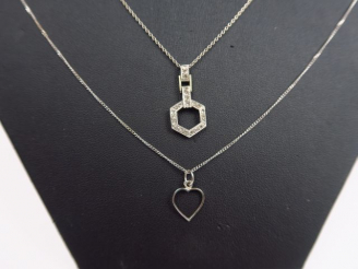 Vente aux enchères Deux chaines retenant deux pendentifs en or blanc, l'un rehaussé de pe