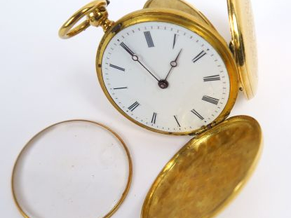 Montre de gousset en or, à décor ciselé et guilloché. Poids tel : 27,6