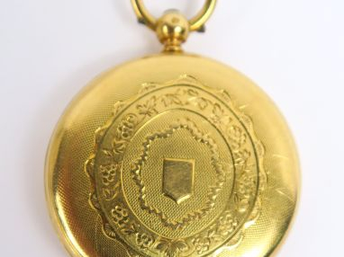 Montre de gousset en or, à décor ciselé et guilloché. Poids tel : 27,6